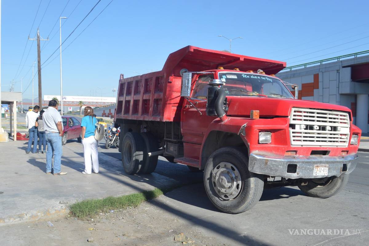 Agentes de Fuerza Coahuila intentan intervenir en choque a favor de familiar