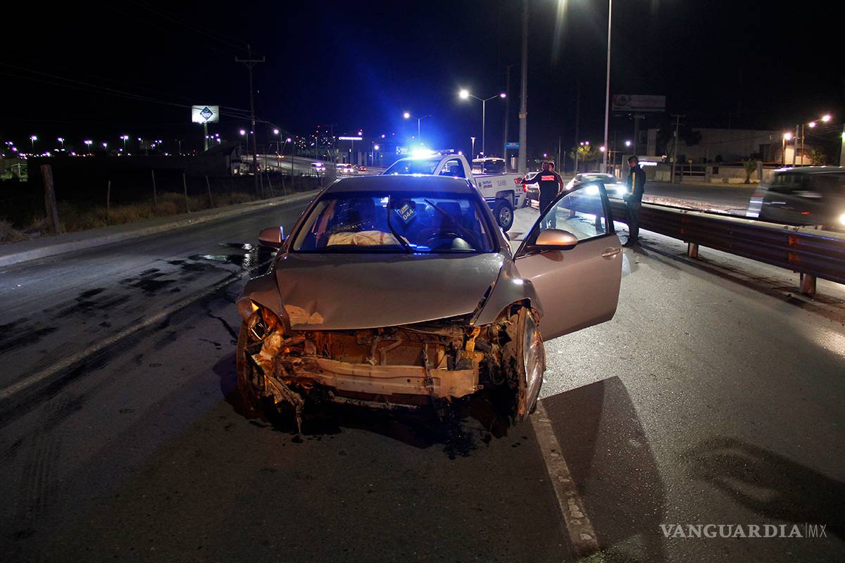 Conductor ebrio usa banda metálica como rampa y destroza su vehículo de lujo en Saltillo
