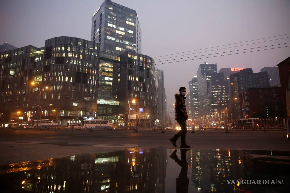 Pekín toma medidas contra alerta roja por densa nube de smog