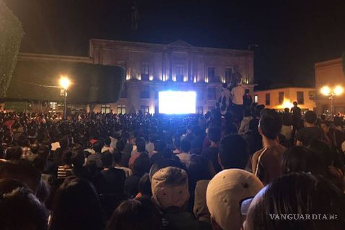 Cantan a todo pulmón 'Cha-La-Head Cha-La' en Queretaro durante pelea de Gokú vs Jiren