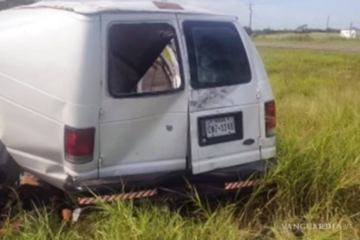 Al menos 10 muertos y 12 heridos deja volcadura de camioneta que transportaba migrantes en Texas