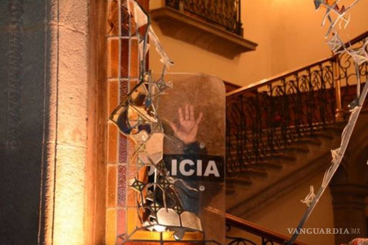 Vandalizan manifestantes Palacio de Gobierno de Nuevo León