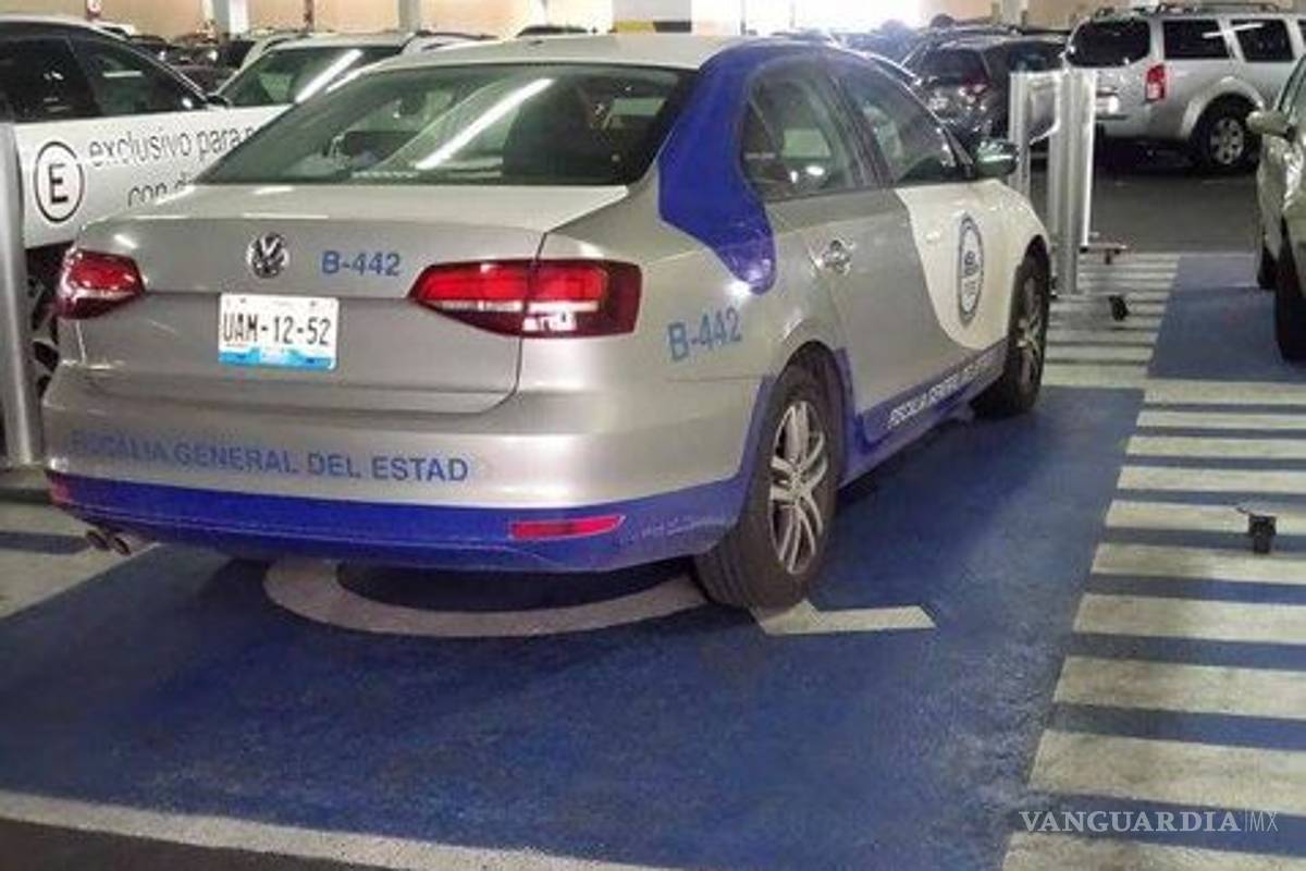 Estacionan carro de Fiscalía en sitio para discapacitados en Puebla