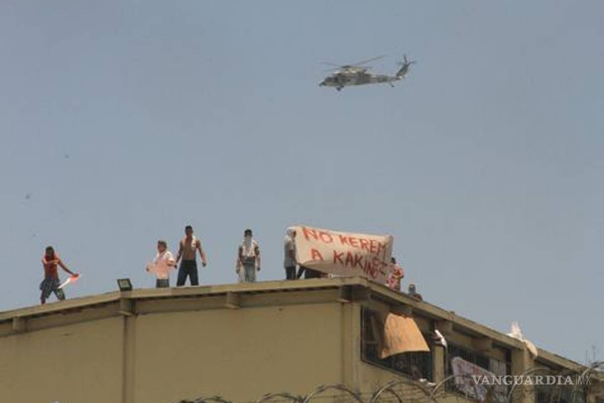 Trasladan reos en Nuevo León; reportan incendio y detonaciones en penal de Topo Chico