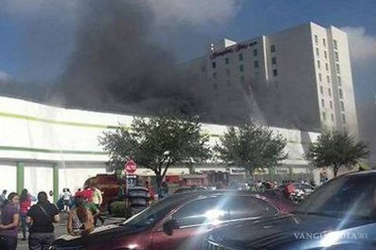 Incendio consume centro comercial en Reynosa