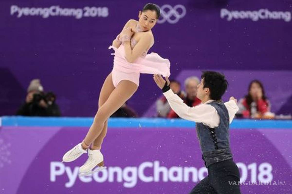 Patinadores artísticos japoneses hacen rutina con tema de animé