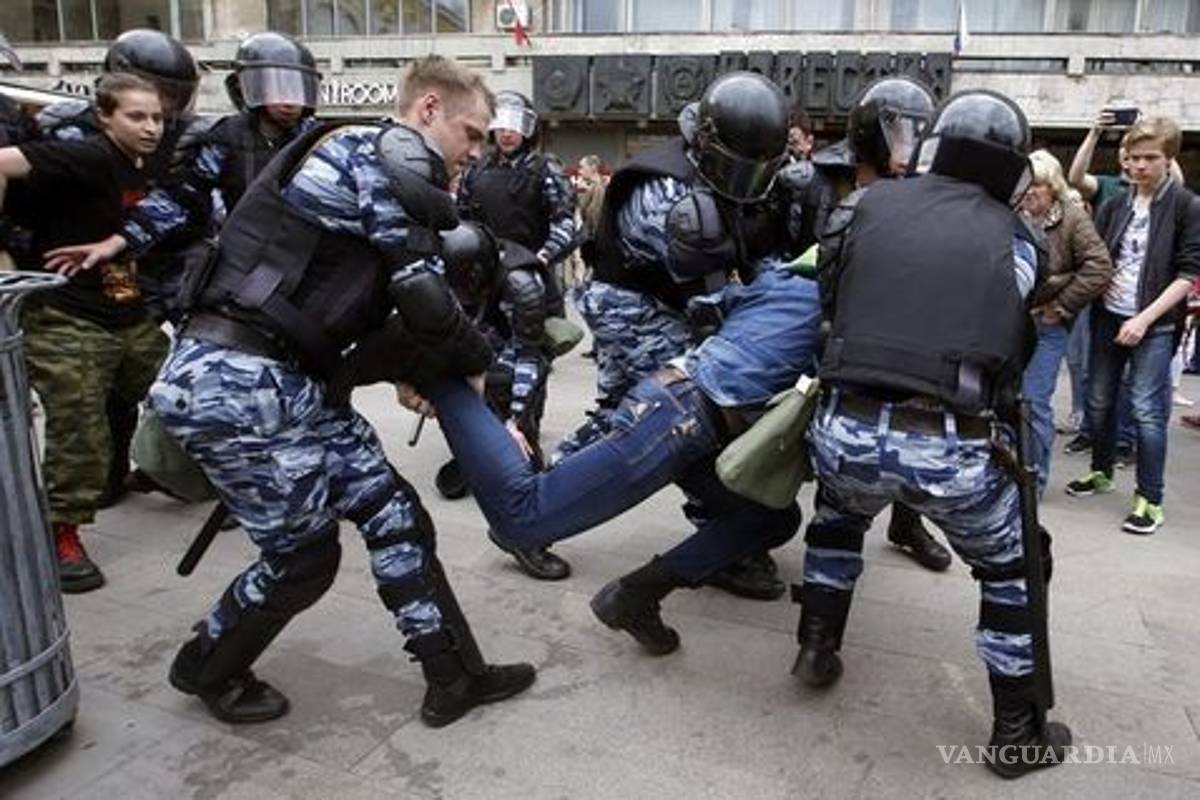 Detienen a casi 2 mil en protestas en Rusia