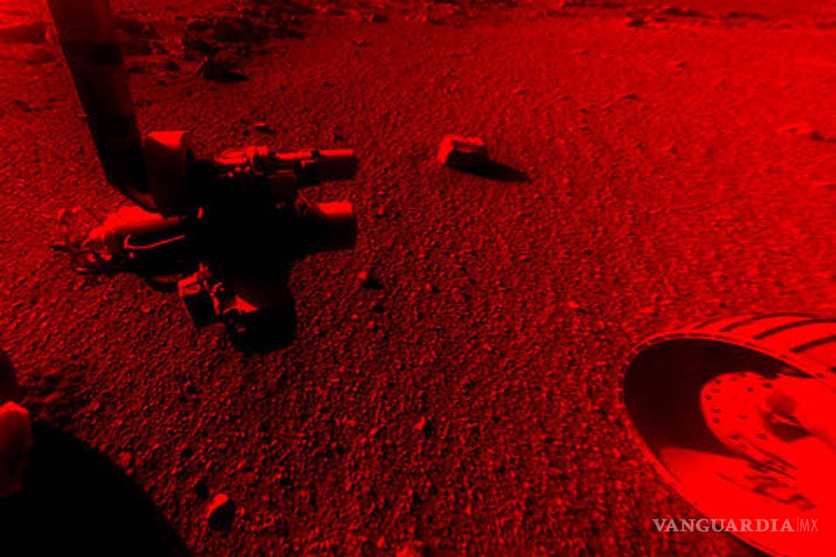 Robot explorador encuentra misteriosas franjas en piedra de Marte