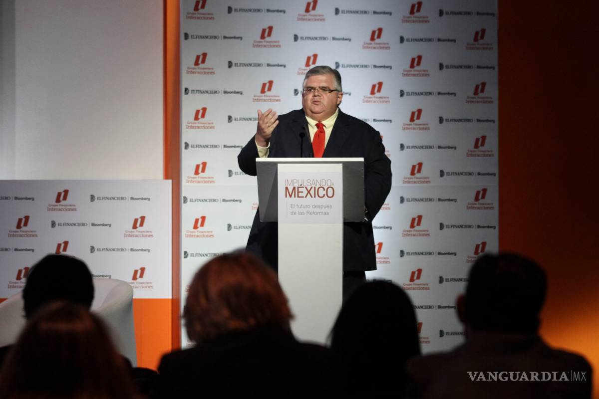 No vendrá del exterior la recuperación; Carstens: economía de EU, débil