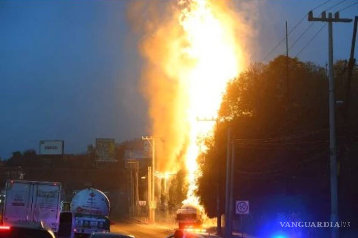 Explota en llamas pipa de gas LP en autopista México-Pachuca