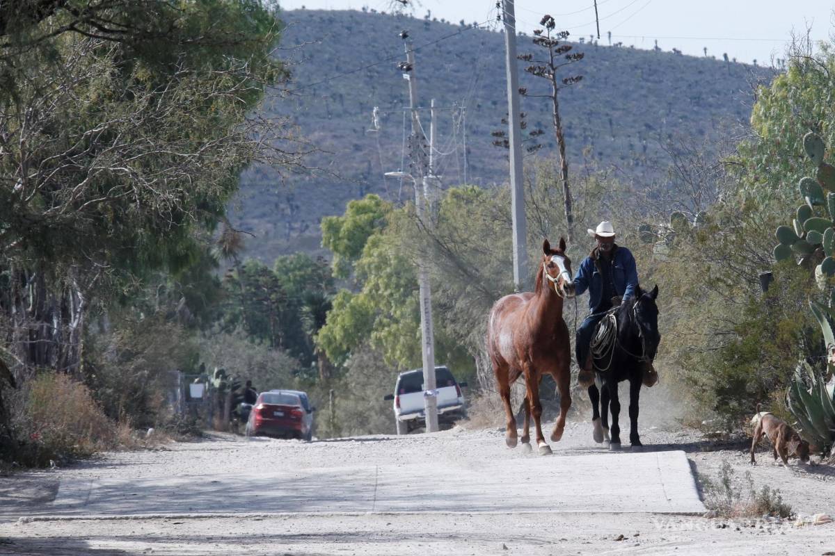 Situación afecta a cerca de un centenar de estudiantes; sin chofer de transporte escolar, ni camino en ejido