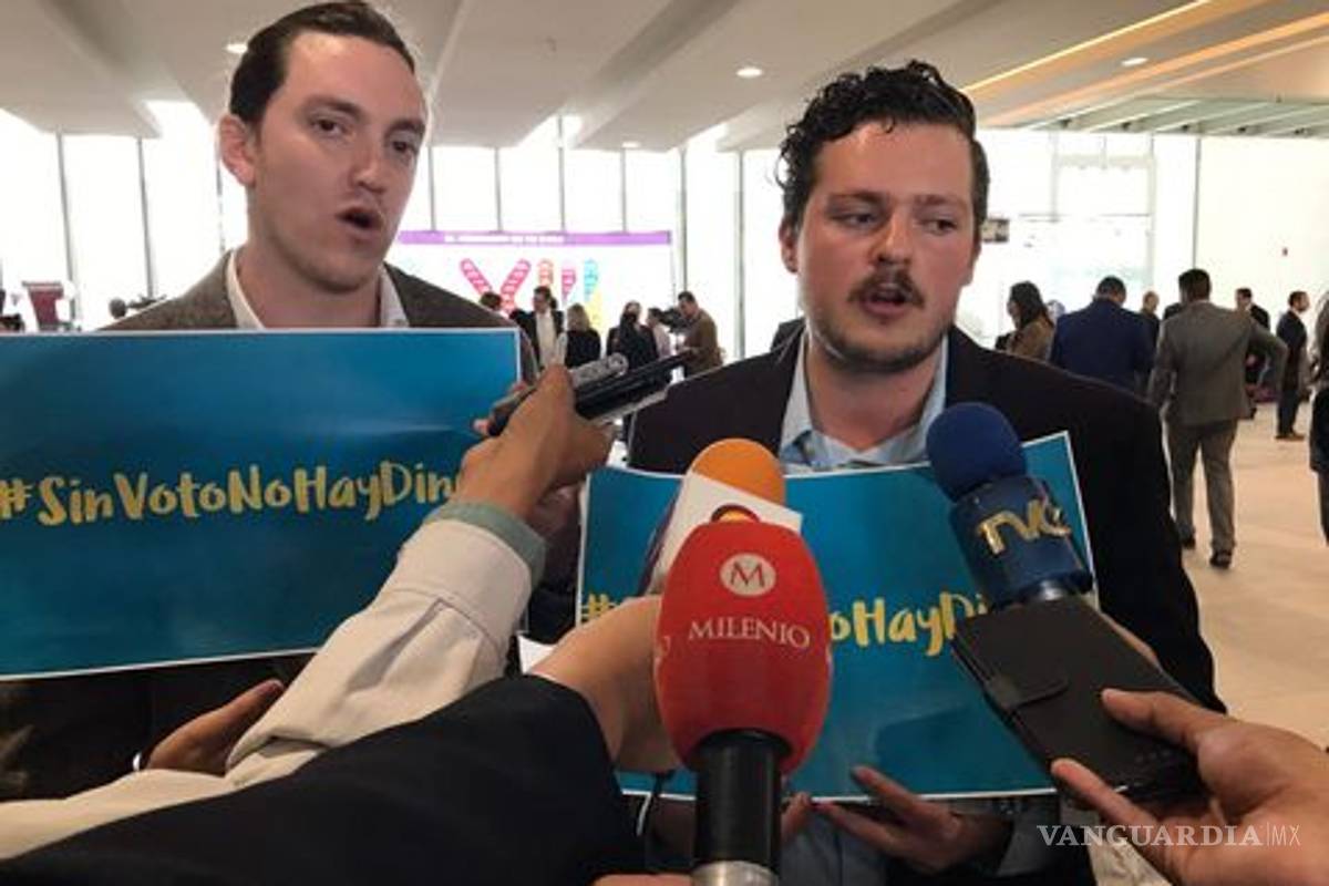 Integrantes de #SinVotoNoHayDinero entregan iniciativa al Congreso de Guanajuato