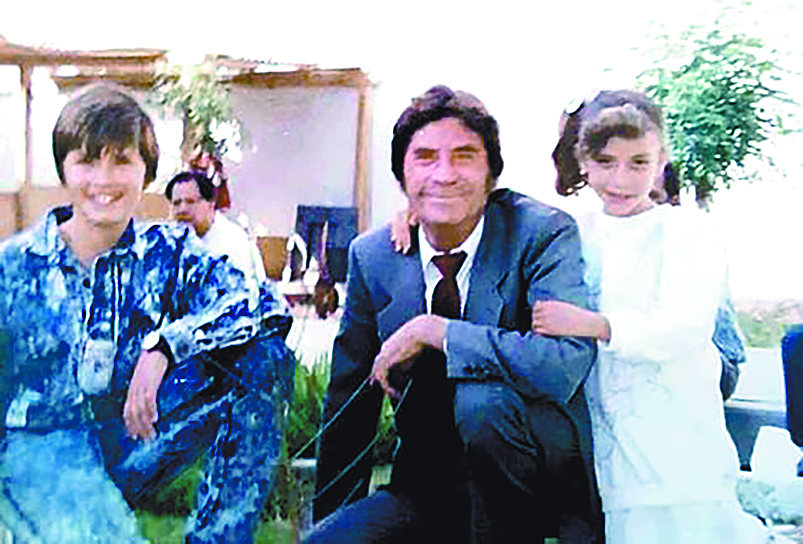 Exhibe hija de narcotraficante una foto de ellos en WhatsApp