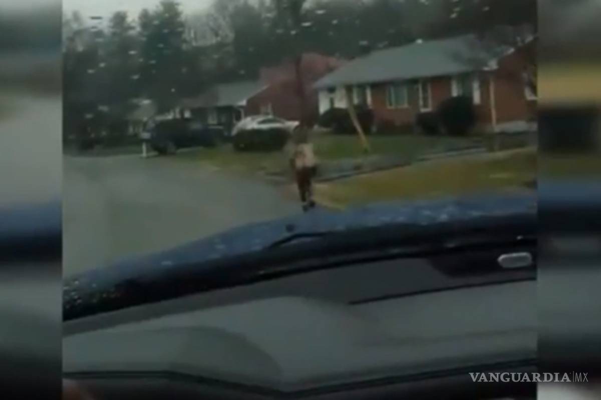 ¡Menor corre a la escuela bajo la lluvia! Es el castigo que su padre le dio por hacer bullying a compañeros
