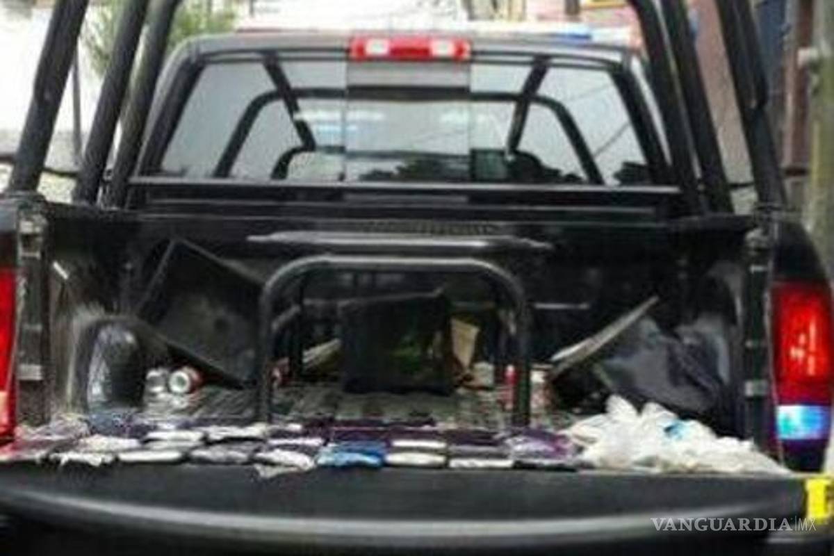 Detienen a policías por llevar droga en la patrulla