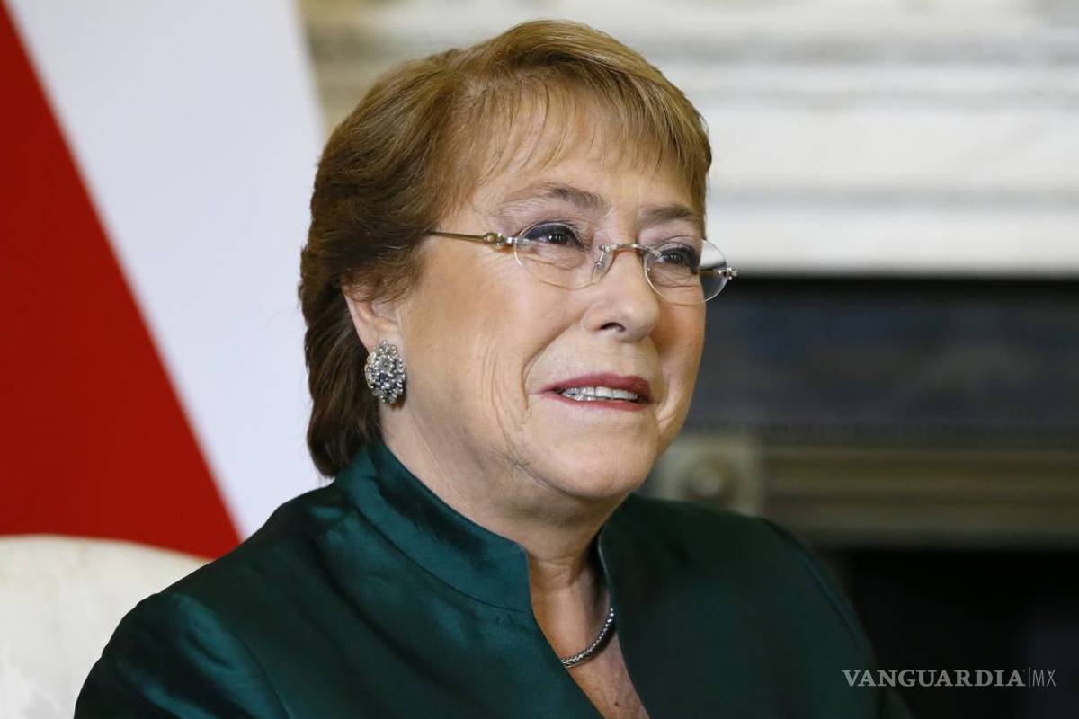 Visita Bachelet en hospital a mujer a la que le arrancaron los ojos