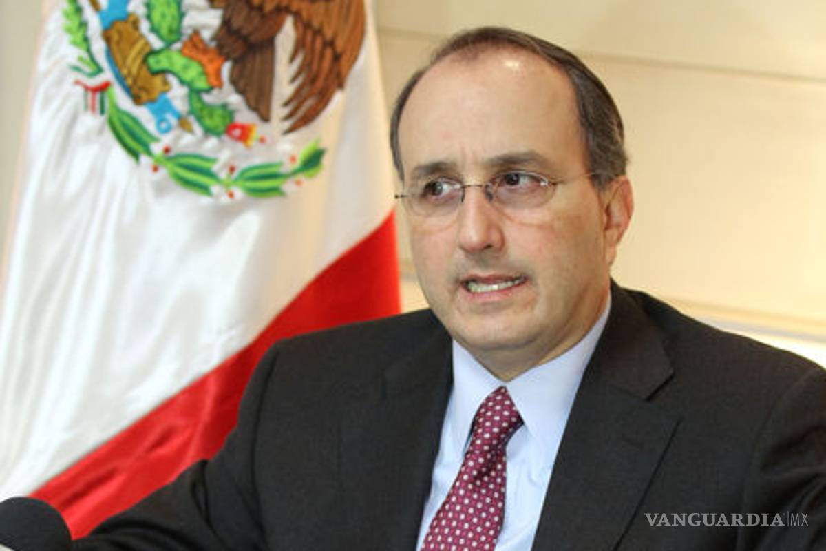 Retiran pasaporte a extesoreo de Nuevo León acusado de corrupción