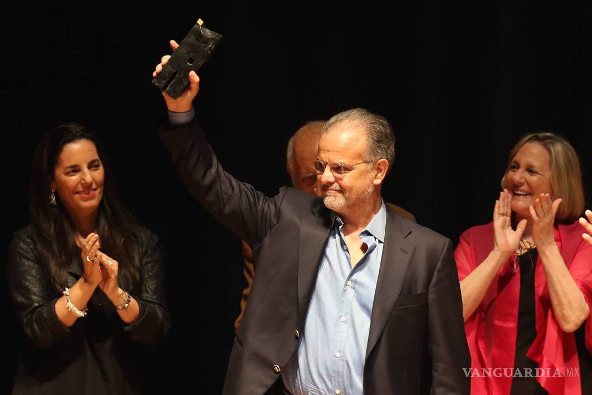 Gana el escritor chileno Carlos Franz la Bienal de Novela Vargas Llosa