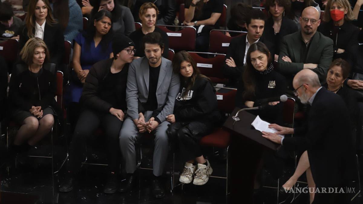 $!En el homenaje póstumo al arquitecto y escenógrafo Alejandro Luna en el Palacio de Bellas Artes, estuvieron Diego Luna, sus hijos, la mamá de ellos Camila Sodi y Marina de Tavira, novia del actor.