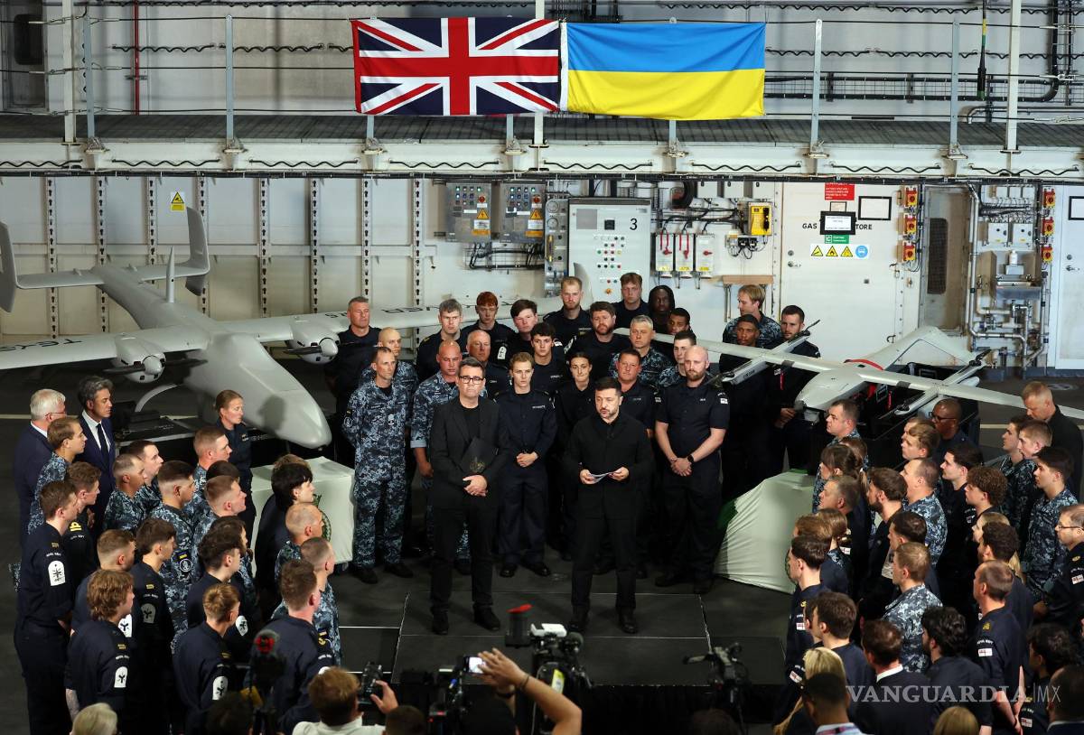 $!El primer ministro británico Andy Burnham y el presidente ucraniano Volodymyr Zelensky con tropas británicas y ucranianas a bordo del HMS Queen Elizabeth.