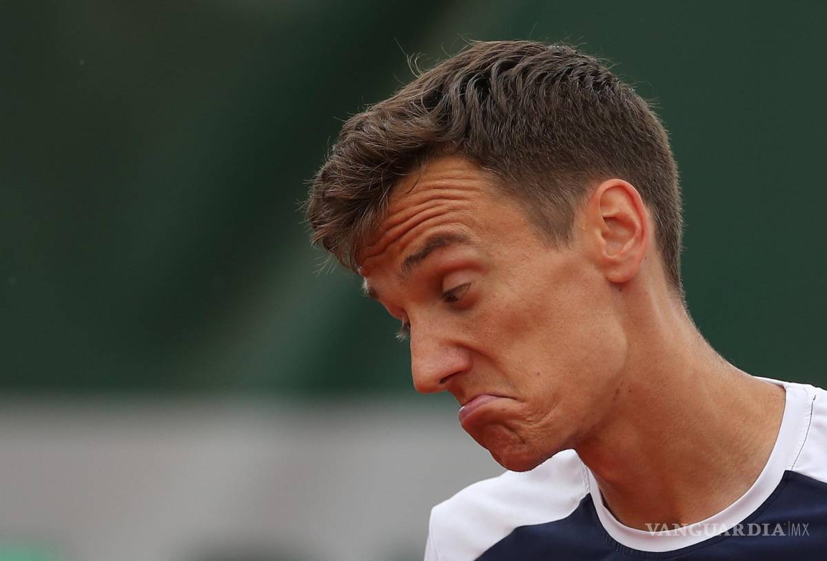 $!Andrey Kuznetsov de Rusia juega Diego Schwartzman de Argentina en su partido de primera ronda de hombres en Roland Garros en París, Francia