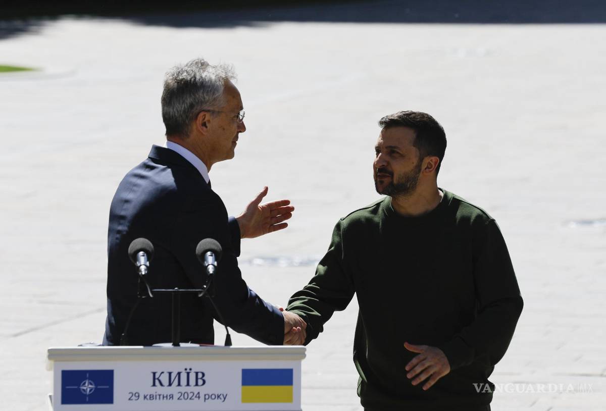 $!El presidente ucraniano, Volodímir Zelenski y el secretario general de la OTAN, Jens Stoltenberg se dan la mano tras una conferencia de prensa conjunta en Kiev.