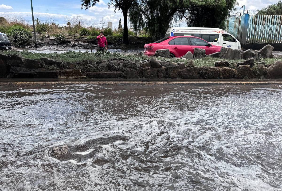 $!Presencia de nubosidad densa con desarrollo vertical y fuertes lluvias en gran parte de México.