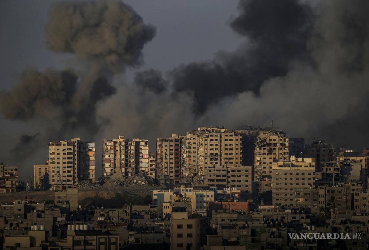 $!Militantes de la milicia Ezz Al-Din Al Qassam lanzaron cohetes desde la costa de la Franja de Gaza hacia Israel en la ciudad de Gaza, el 13 de octubre de 2023.