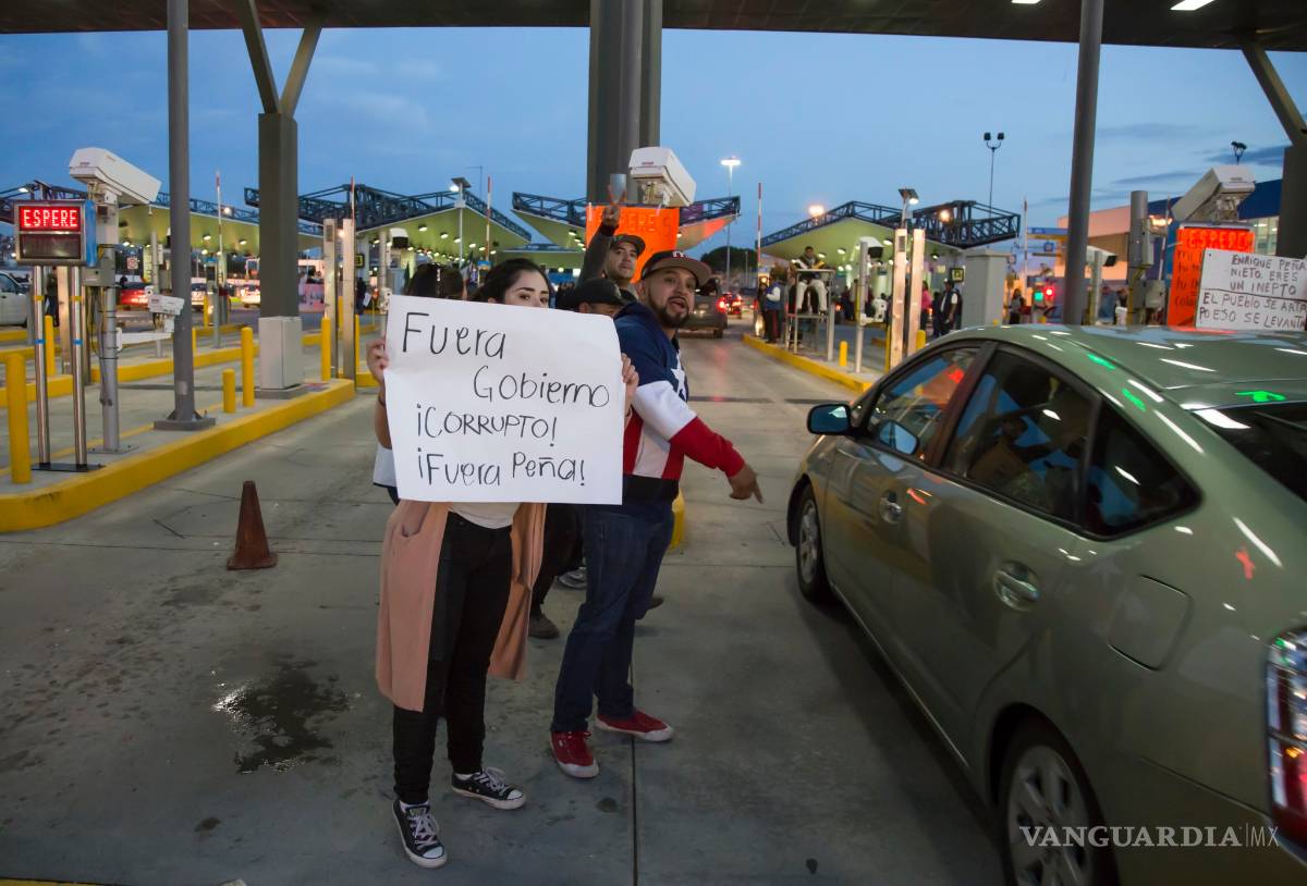 $!Manifestantes toman aduana de Tijuana en protesta por gasolinazo