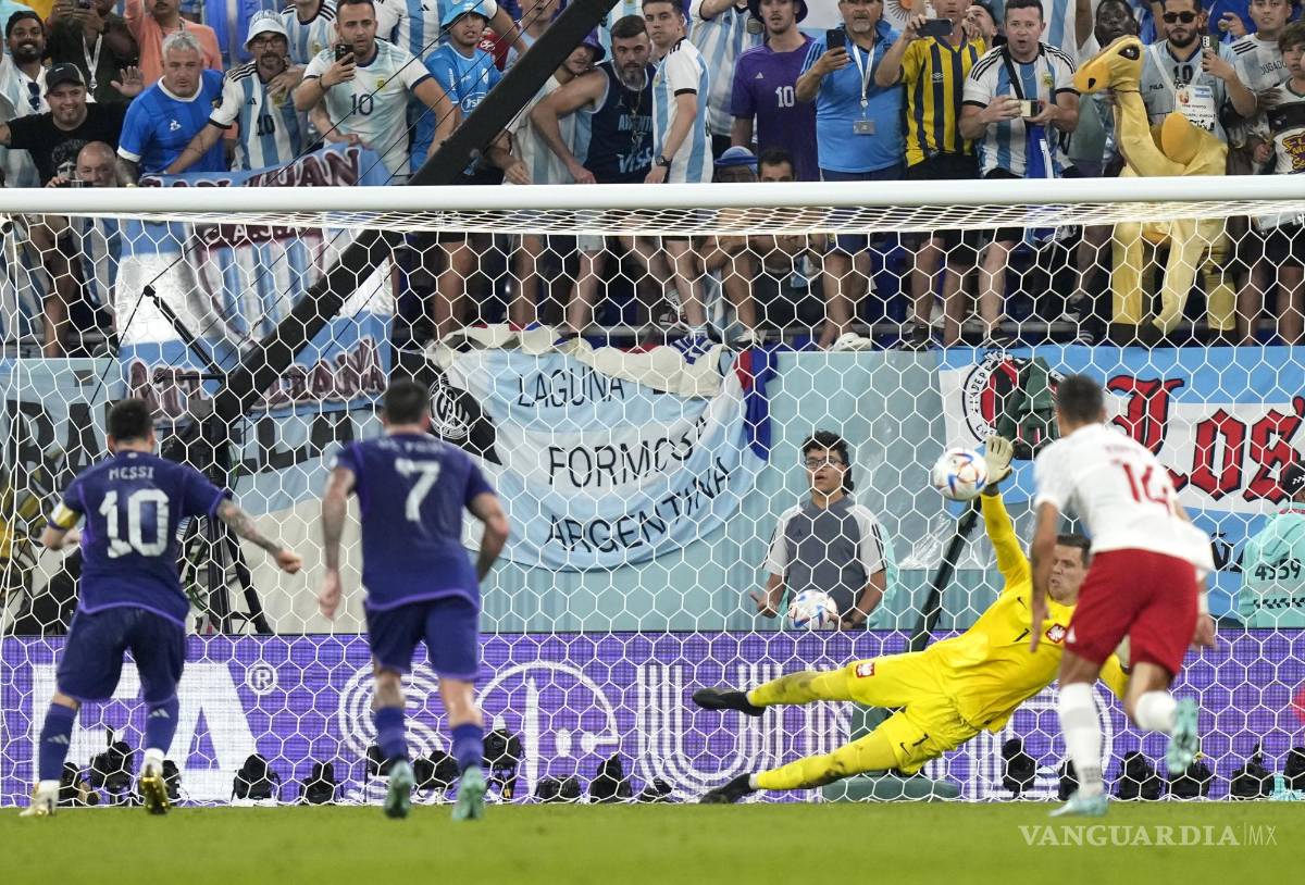 $!Poland's goalkeeper Wojciech Szczesny, dives as he saves a penalty kick by Argentina's Lionel Messi during the World Cup group C soccer match between Poland and Argentina at the Stadium 974 in Doha, Qatar, Wednesday, Nov. 30, 2022. (AP Photo/Darko Bandic)
