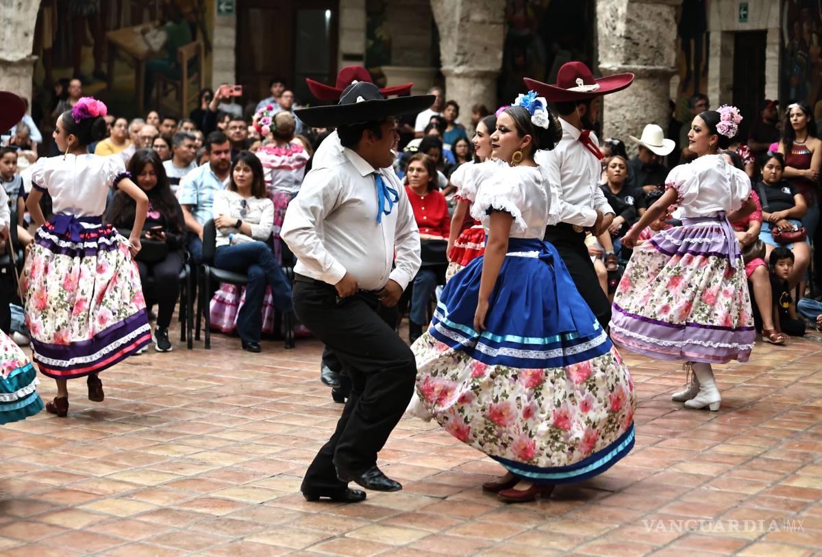 $!Unen la tradición y el orgullo a través del baile folklórico con gala de danza en Saltillo