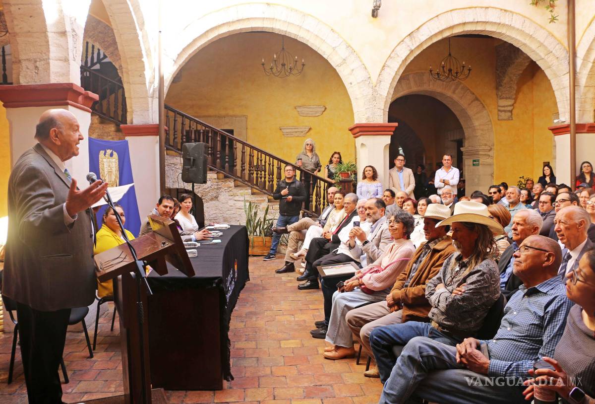 $!El Dr. Carlos Manuel Valdés Dávila recibe el reconocimiento como Profesor Emérito de la UAdeC.