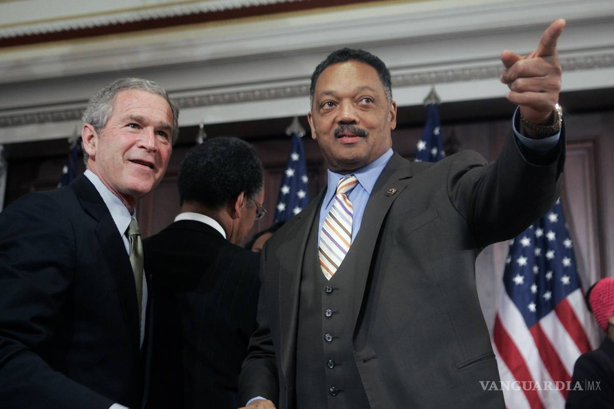 $!El presidente George W. Bush y Jesse Jackson tras firmar un proyecto de ley el 1 de diciembre de 2005, que autorizó la colocación de una estatua de la líder de los derechos civiles Rosa Parks en el Salón de las Estatuas del Capitolio.