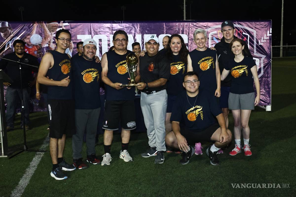 $!El equipo Combinados CDT levantó el trofeo de basquetbol tras imponerse a los Incomparables RH.