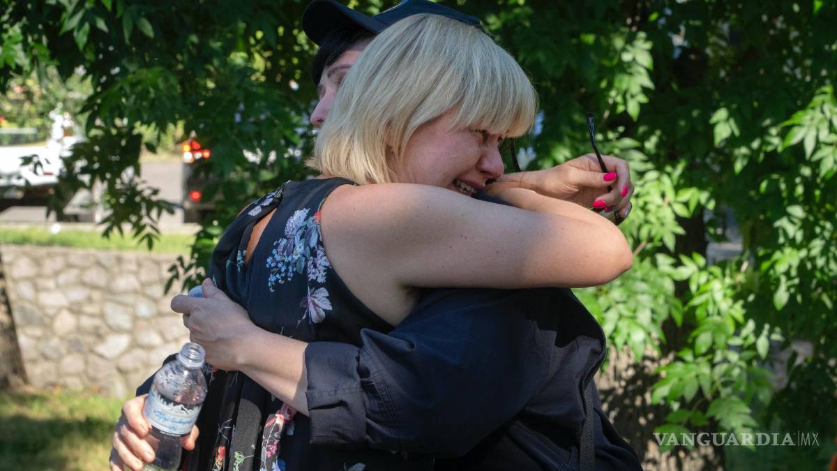 Rescatistas buscan víctimas en centro comercial ucraniano bombardeado por Rusia