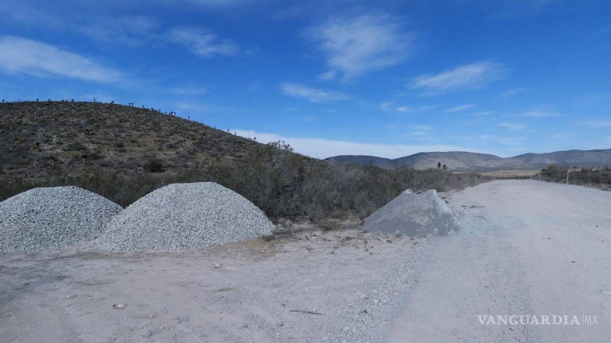 Situación afecta a cerca de un centenar de estudiantes; sin chofer de transporte escolar, ni camino en ejido