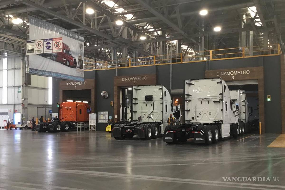 Daimler Truck, sin problemas para transportar sus unidades nuevas