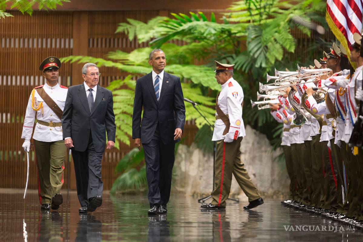 Raúl Castro recibe a Obama