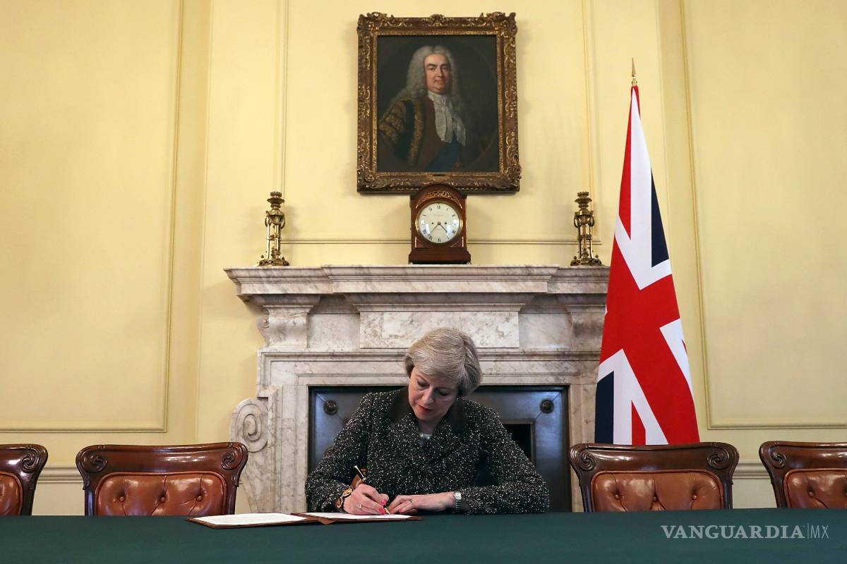 Theresa May, con el fracaso del Brexit a cuestas firma la carta de su dimisión
