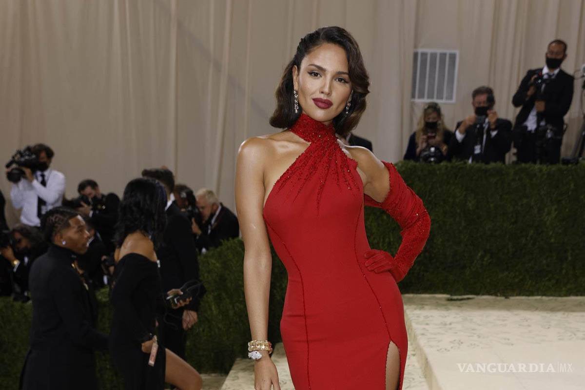 Deslumbra Eiza González en un vestido Versace en la Gala del Met