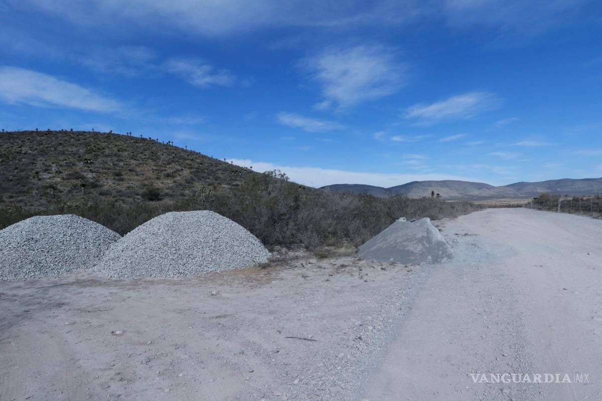 Situación afecta a cerca de un centenar de estudiantes; sin chofer de transporte escolar, ni camino en ejido