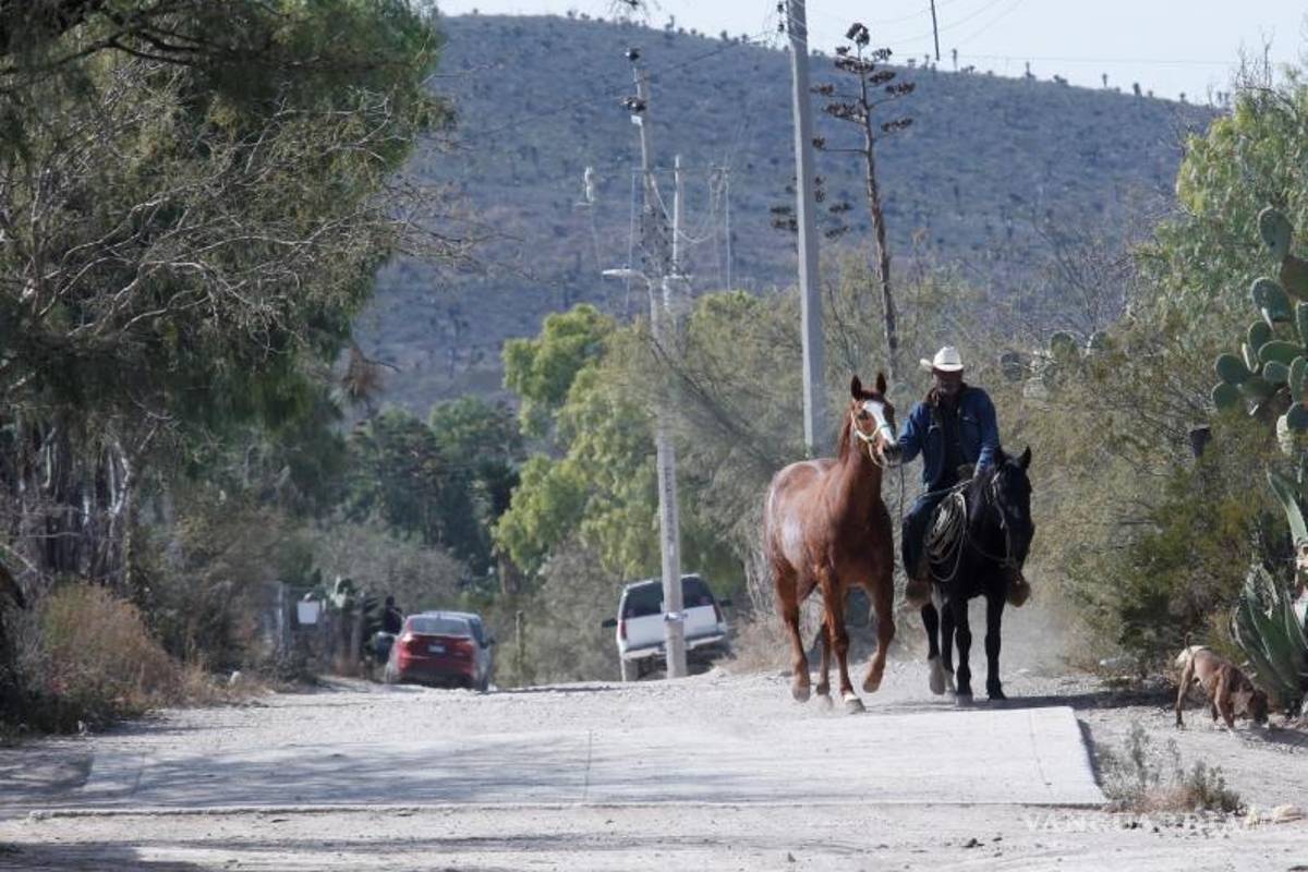 $!Situación afecta a cerca de un centenar de estudiantes; sin chofer de transporte escolar, ni camino en ejido