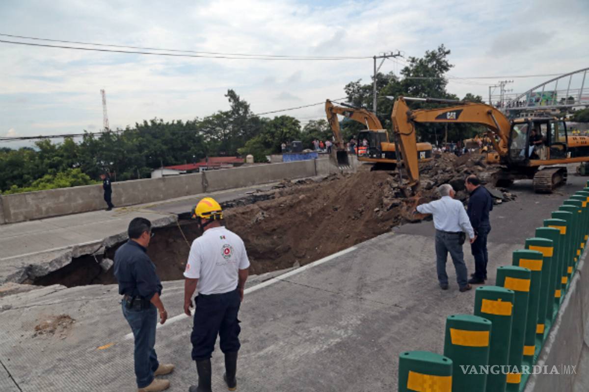 Fallecen ocupantes de automóvil que cayó en socavón