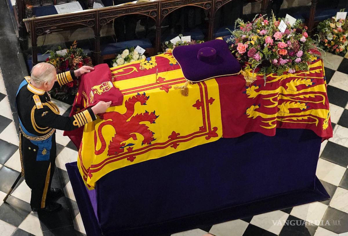 $!El rey Carlos III coloca el color del campamento de la Compañía de la Reina de la Guardia de Granaderos en el ataúd en el Castillo de Windsor.