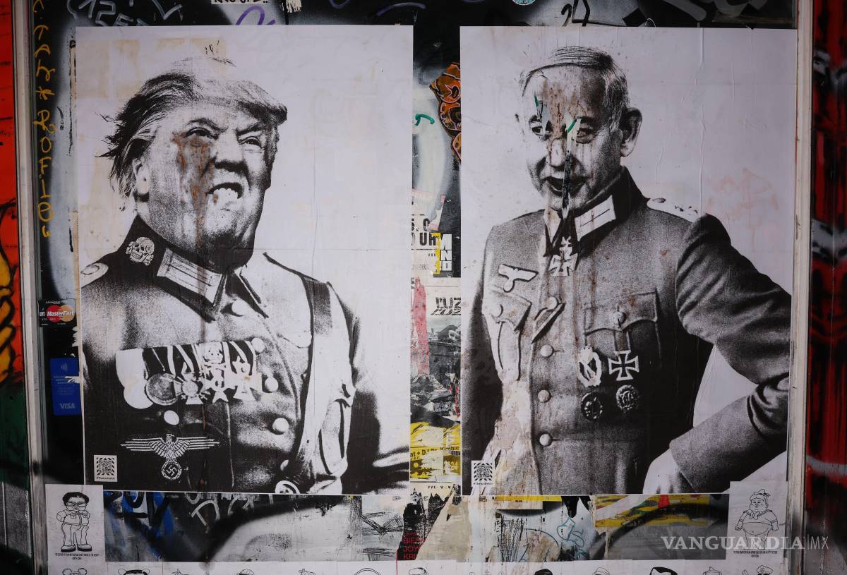$!Carteles que representan a Donald Trump y Benjamín Netanyahu con uniforme y atuendos nazis, en Berlín; como parte de una serie de arte callejero satírico.