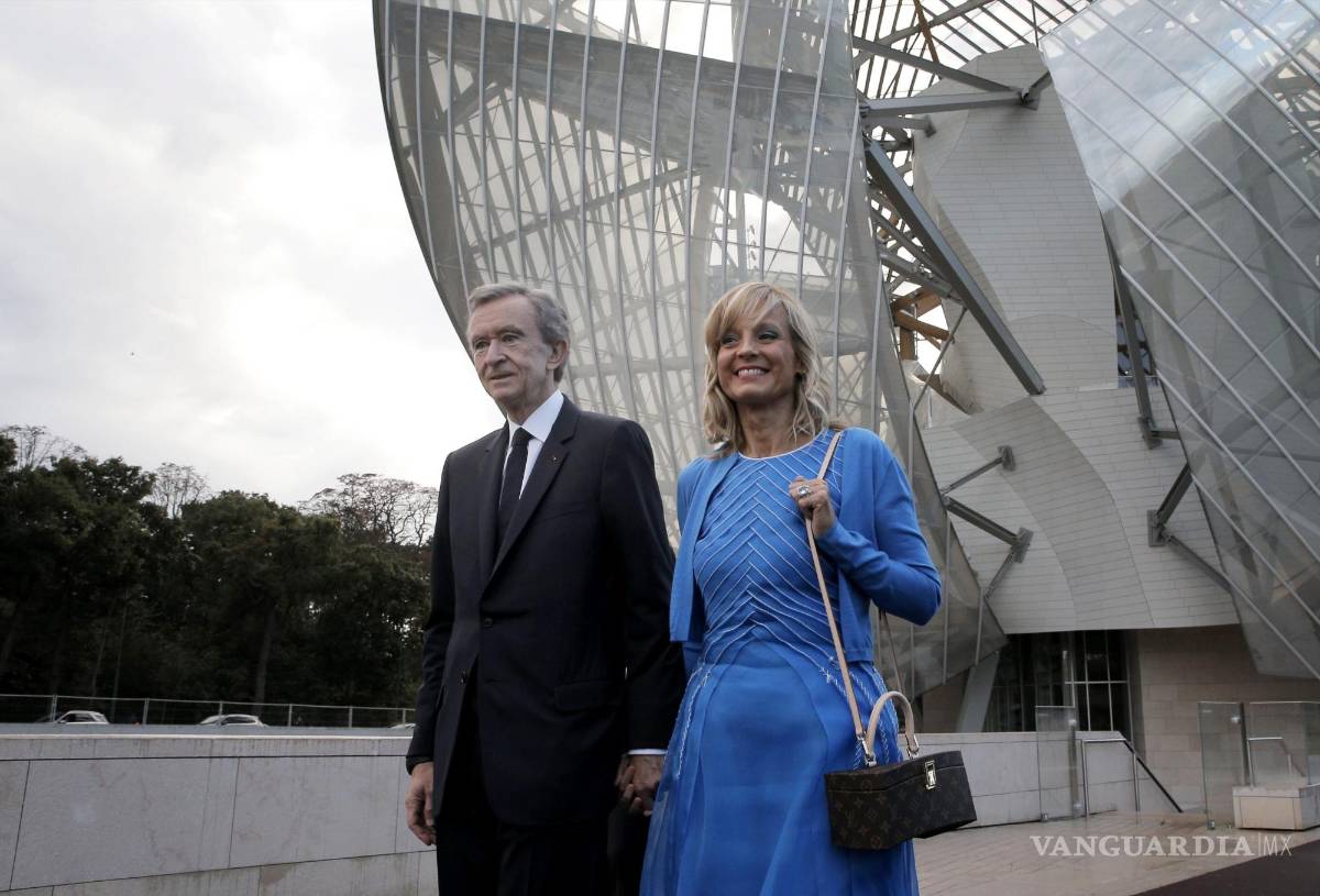 $!El director del grupo LVMH, Bernard Arnault (i), y su esposa, la pianista Hélène Mercier-Arnaultd(d) en a la inauguración de la Fundación Louis Vuitton en París.