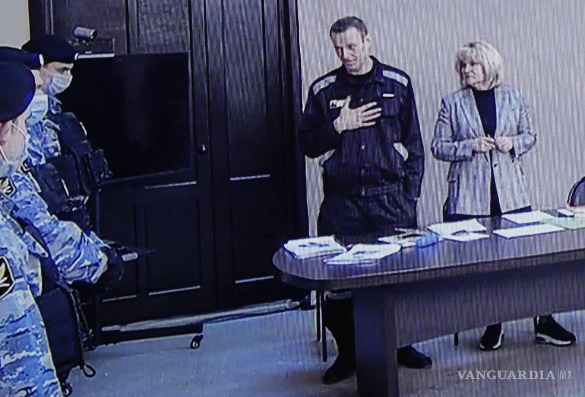 $!Alexei Navalny (c) fue encontrado culpable de fraude y desacato por una corte rusa y lo condenó a nueve años en una prisión de máxima seguridad.