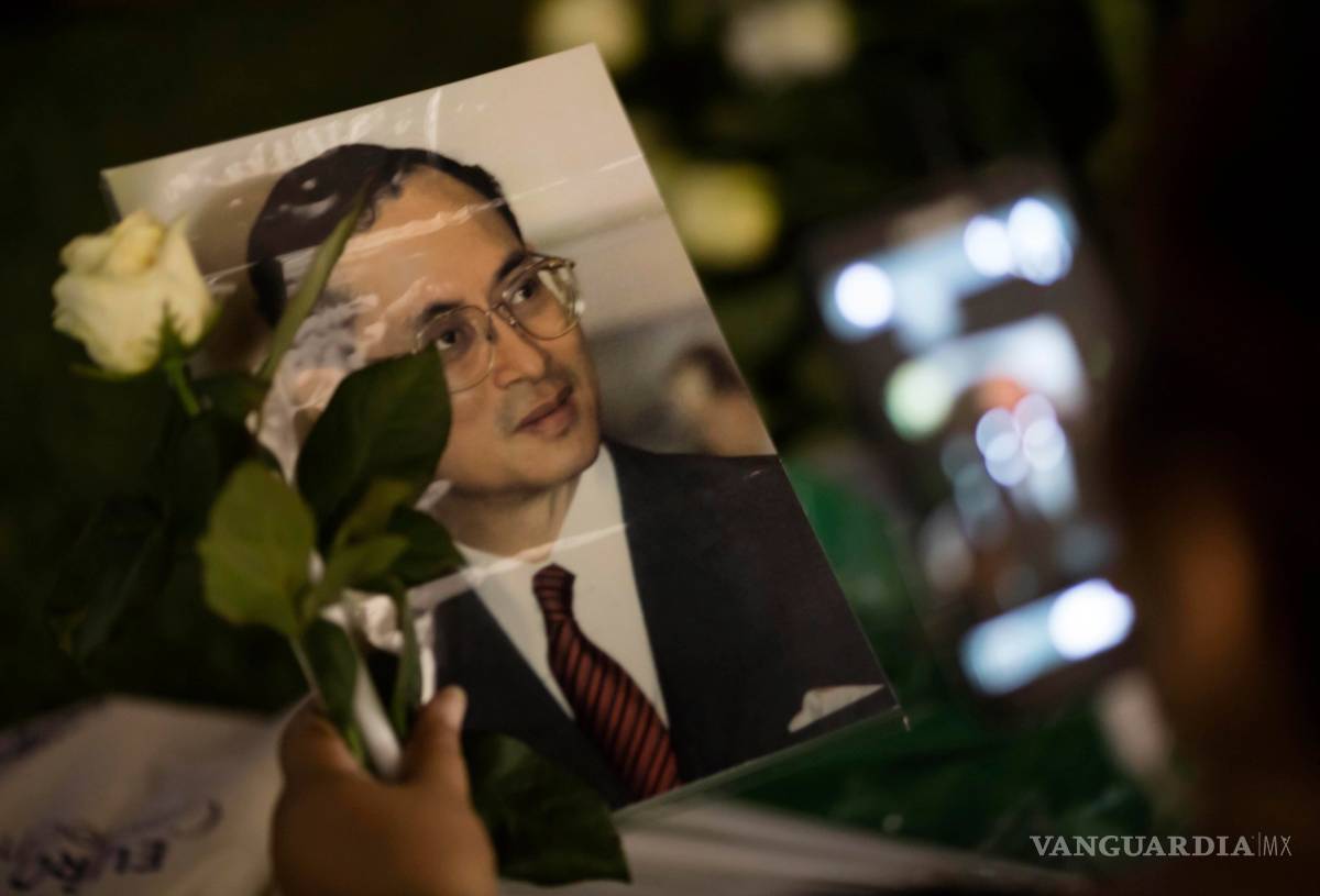 $!El luto por el rey agota la ropa negra en Tailandia