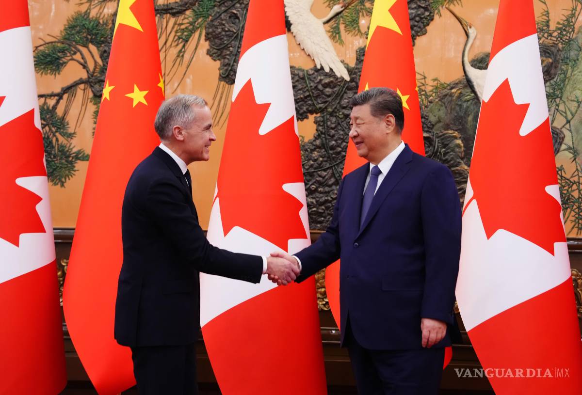 $!El primer ministro de Canadá, Mark Carney (izquierda), se reúne con el presidente chino, Xi Jinping, en el Gran Salón del Pueblo en Pekín.