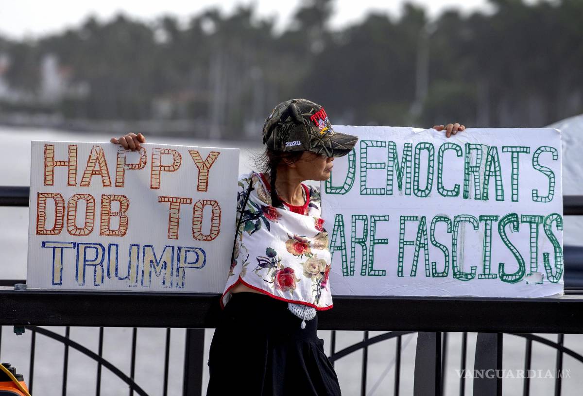 $!Un partidario del expresidente Donald Trump frente a la residencia de Trump en Mar-a-Lago en Palm Beach, Florida.